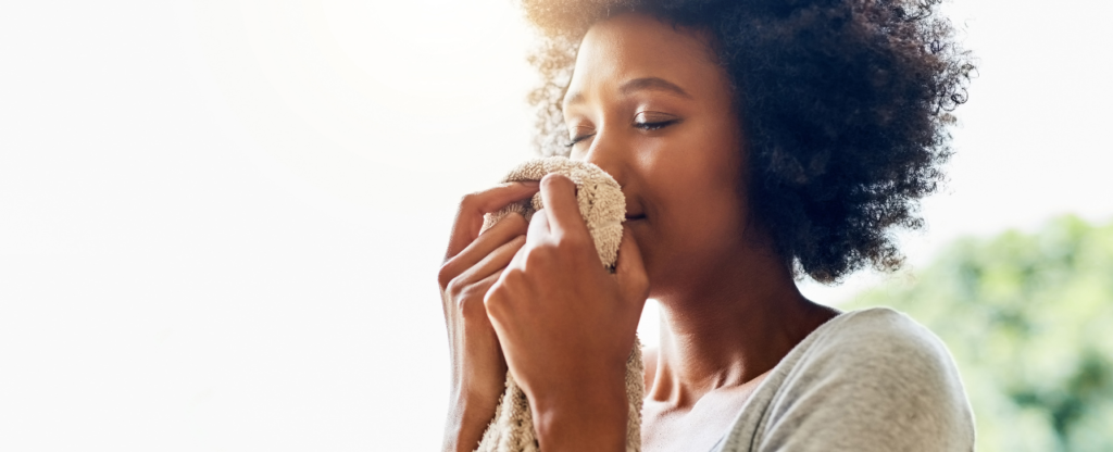 Femme qui sent du linge