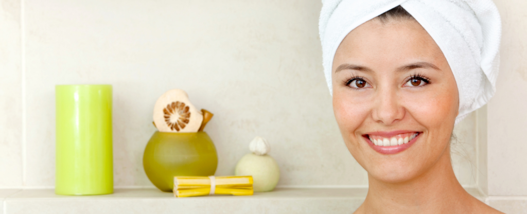 Femme serviette à cheveux produits décoration verts