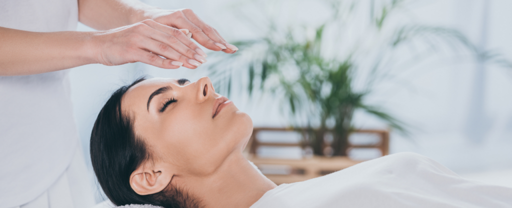 mains chakra couronne femme