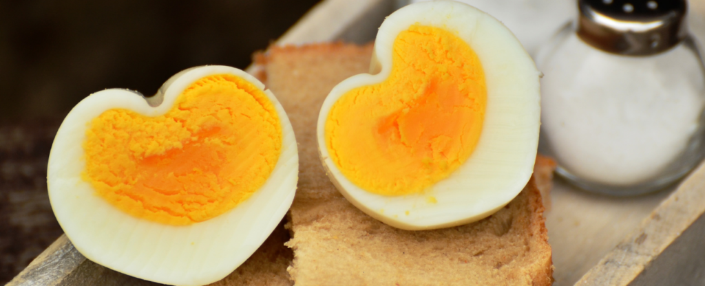 Oeuf coupé en forme de coeur pain et sel santé